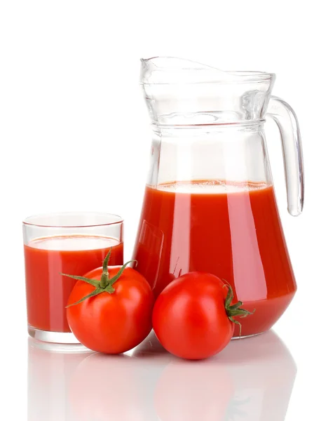 Jugo de tomate en jarra y vaso aislado sobre blanco —  Fotos de Stock