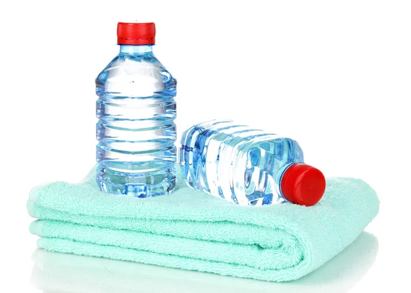 Plastik şişe su üzerinde beyaz izole havlu — Stok fotoğraf
