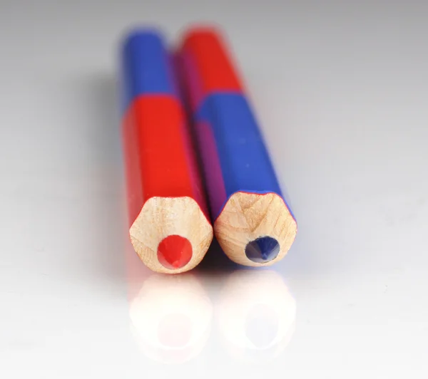 Rood en blauw potloden close-up geïsoleerd op wit — Stockfoto