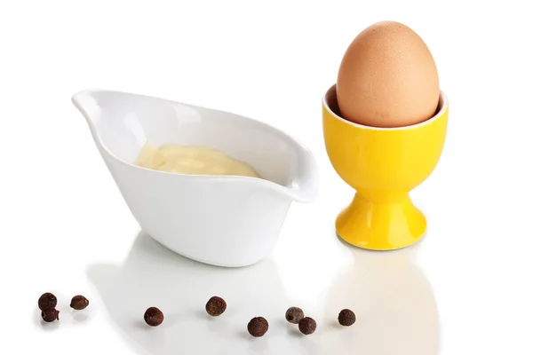 孤立在白色的碗里的蛋黄酱 — 图库照片