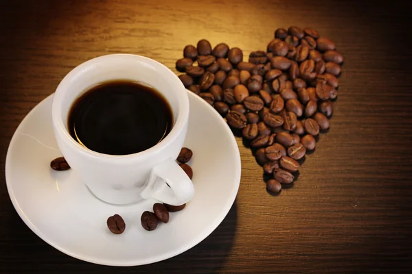 Kopp kaffe på träbord på brun bakgrund — Stockfoto