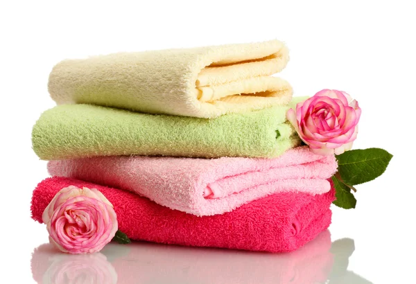 Světlé ručníky a květina izolovaných na bílém — Stock fotografie