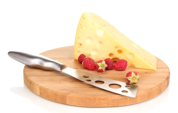 Ízletes sajt és bogyók elszigetelt fehér fából készült táblán — Stock Fotó