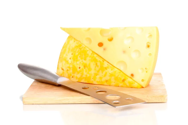 Ízletes sajt és elszigetelt fehér fából készült táblán kés — Stock Fotó