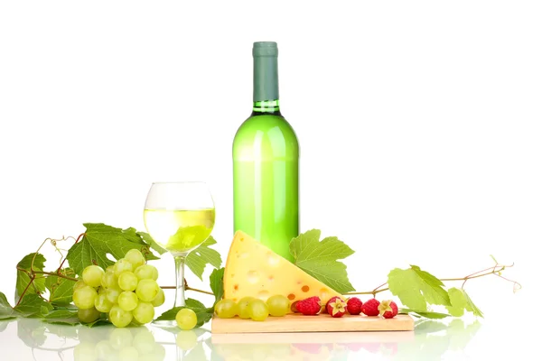 Flasche großen Wein mit Weinglas und Käse isoliert auf weiß — Stockfoto