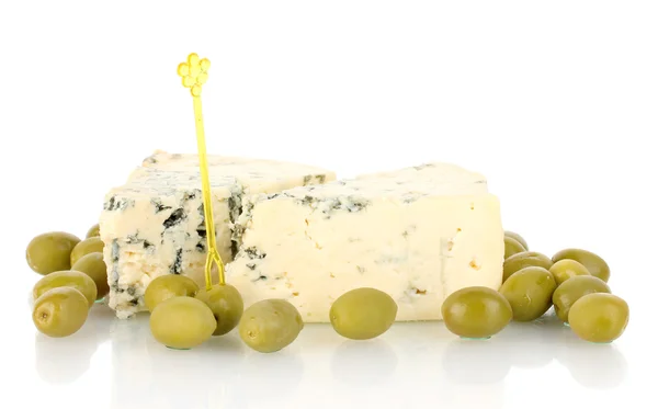 Käse mit Schimmel und Oliven isoliert auf weiß — Stockfoto