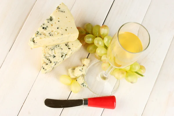 Kaas met schimmel en druiven op witte houten achtergrond close-up — Stockfoto