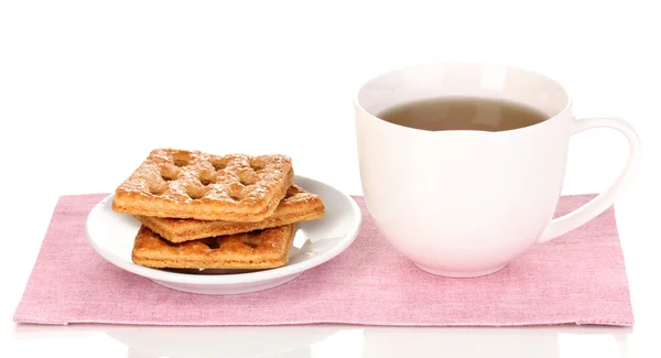 Tasse Tee und Kekse isoliert auf weiß — Stockfoto