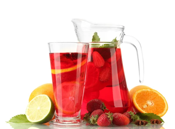 Sangria in kruik en glas met fruit, geïsoleerd op wit — Stockfoto