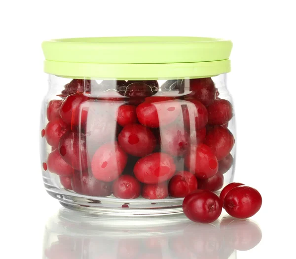 新鲜山茱萸浆果在玻璃罐孤立上白 — 图库照片