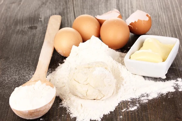 Uova, farina e burro primo piano sul tavolo di legno — Foto Stock