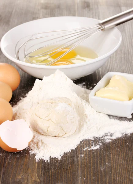 Huevos, harina y mantequilla de cerca en la mesa de madera —  Fotos de Stock