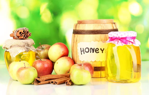 नैसर्गिक पार्श्वभूमीवर कांदा असलेले मध आणि सफरचंद — स्टॉक फोटो, इमेज