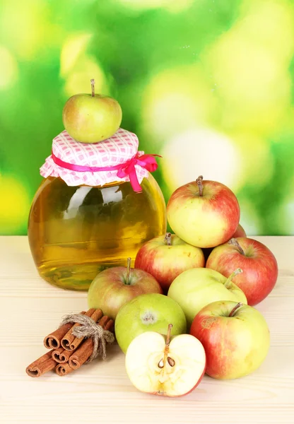 Miel y manzanas con canela sobre mesa de madera sobre fondo natural — Foto de Stock