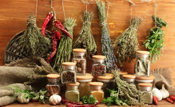 干草药、 香料和胡椒，木制背景上 — 图库照片