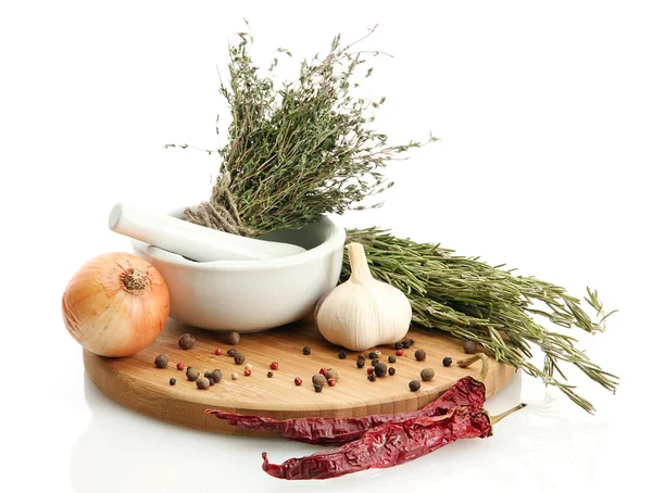 Getrocknete Kräuter im Mörser und Gemüse, isoliert auf weiß — Stockfoto