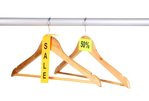 白で隔離される販売シンボルとして木製ハンガー — ストック写真
