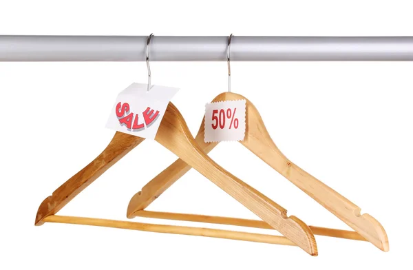 Trä klädhängare som försäljning symbol isolerad på vit — Stockfoto