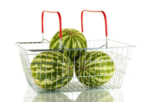 Mogen vattenmelon i metall korg isolerad på vit — Stockfoto