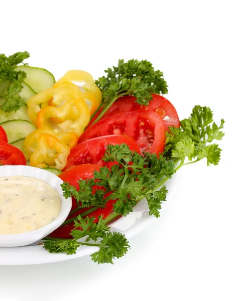 Verduras picadas y salsa en plato aislado en blanco — Foto de Stock