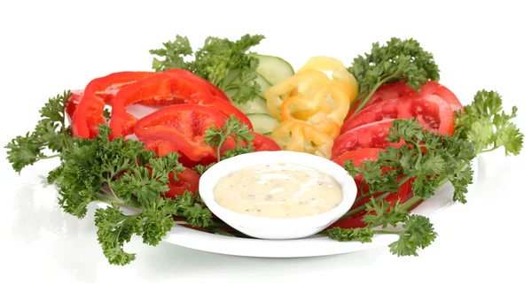 Gehacktes Gemüse und Soße auf Teller isoliert auf weiß — Stockfoto