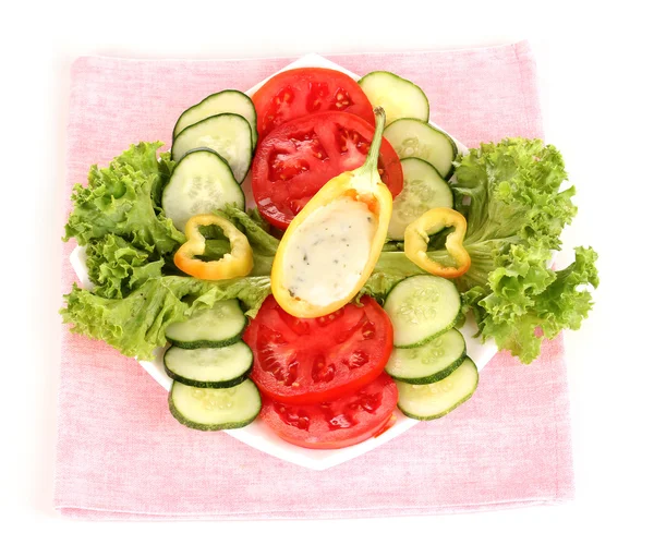 Verduras picadas y salsa en plato aislado en blanco — Foto de Stock