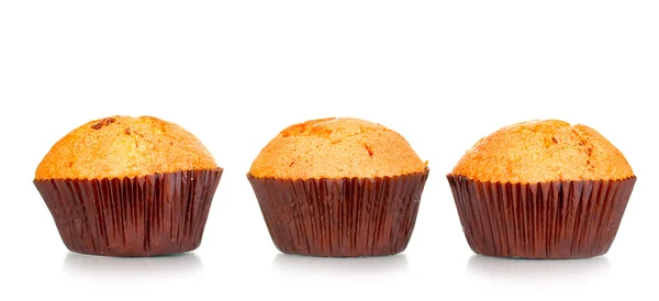 Čerstvé muffiny izolované na bílém — Stock fotografie