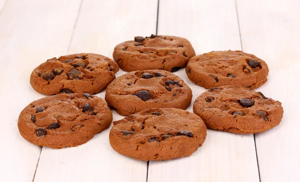Choklad chips cookie på trä bakgrund — Stockfoto
