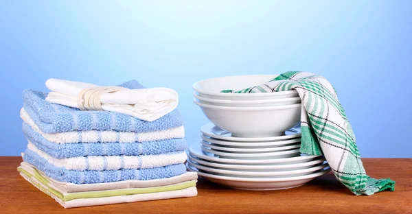 Кухонные полотенца с блюдами на синем фоне крупным планом — стоковое фото