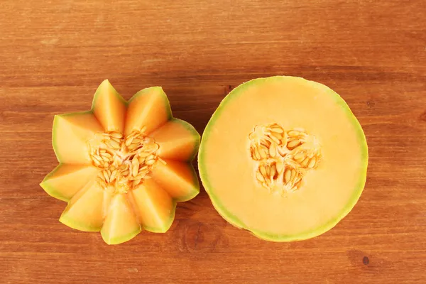 Skära melon på trä bakgrund närbild — Stockfoto
