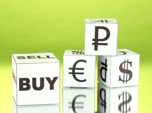 Forex. valuta nei dadi bianchi su sfondo verde — Foto Stock