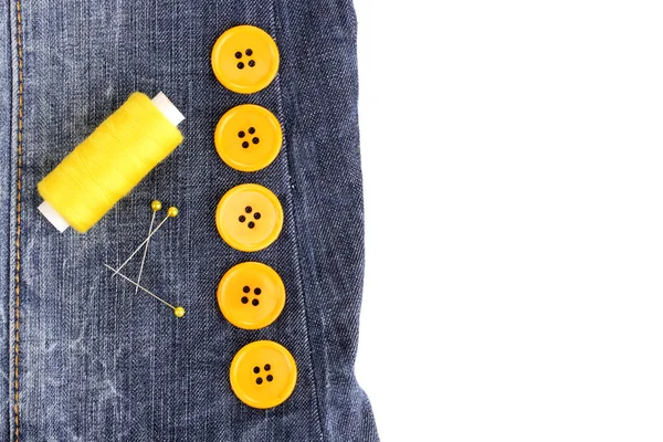 Цветные кнопки шитья с ниткой на джинсах изолированы на белом — стоковое фото