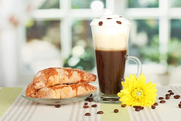Ποτήρι κοκτέιλ φρέσκο καφέ και το πιατάκι με bagels στο τραπέζι — Φωτογραφία Αρχείου