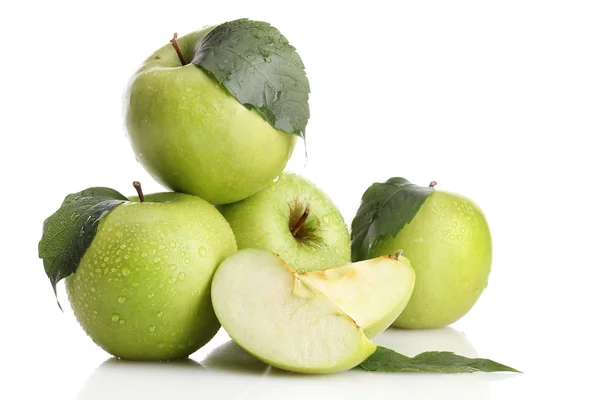 Manzanas verdes maduras con hoja y rebanada, aisladas en blanco — Foto de Stock