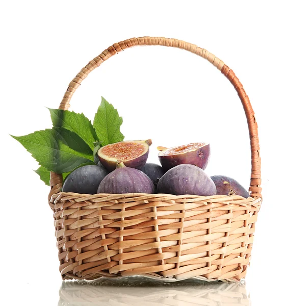 Olgun tatlı incir yaprakları üzerinde beyaz izole sepeti ile — Stok fotoğraf