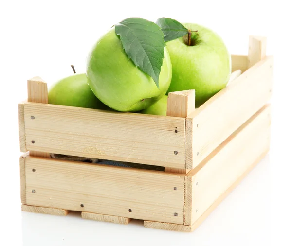 Reife grüne Äpfel mit Blättern in Holzkiste isoliert auf weiß — Stockfoto