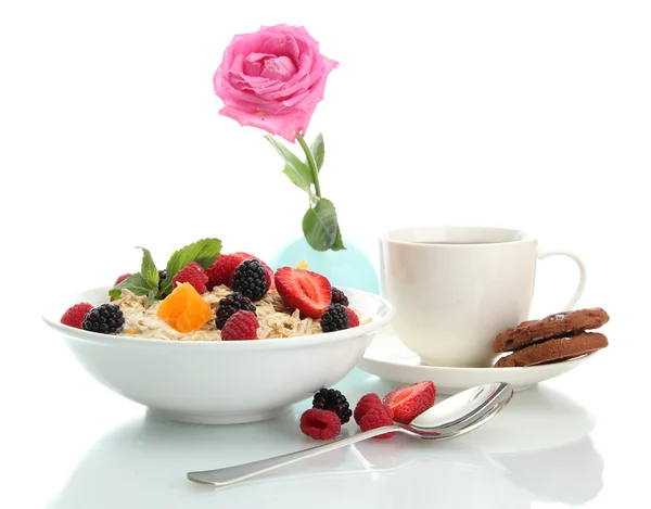 Sabrosa avena con bayas y taza de té, aislado en blanco — Foto de Stock