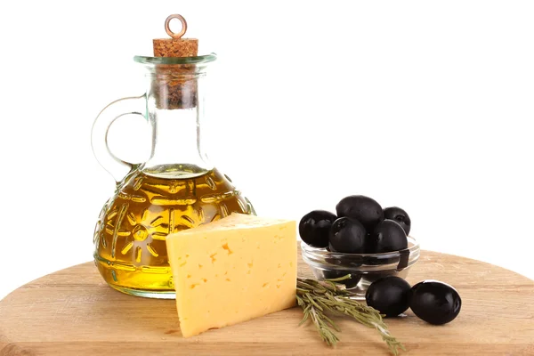 Zwarte olijven in witte kom met rozemarijn, olijfolie en kaas aan boord van isol — Stockfoto