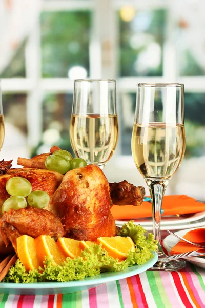 Tavolo da banchetto con pollo arrosto e bicchieri di vino. Giorno del Ringraziamento — Foto Stock