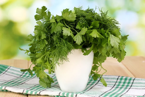 Weißer Topf mit Petersilie und Dill auf Holztisch auf natürlichem Hintergrund — Stockfoto