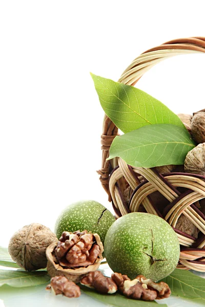 Волоські горіхи з зеленим листям в кошику, ізольовані на білому — стокове фото