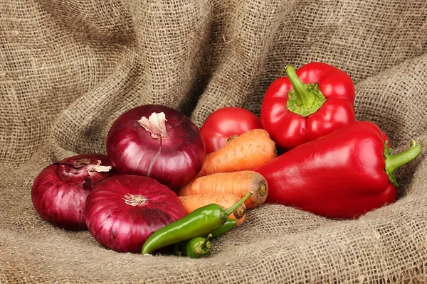 Frisches rotes Gemüse auf Sacktuch Hintergrund — Stockfoto