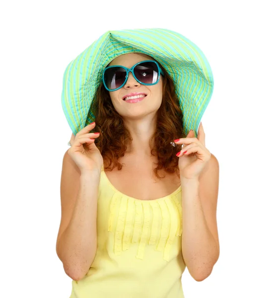 Sonriente hermosa chica con sombrero de playa y gafas aisladas en blanco —  Fotos de Stock