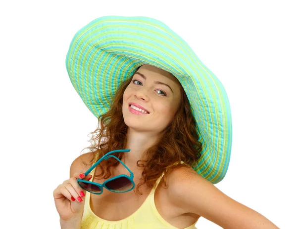 Χαμογελώντας όμορφη κοπέλα με παραλία καπέλο και γυαλιά που απομονώνονται σε λευκό — Φωτογραφία Αρχείου