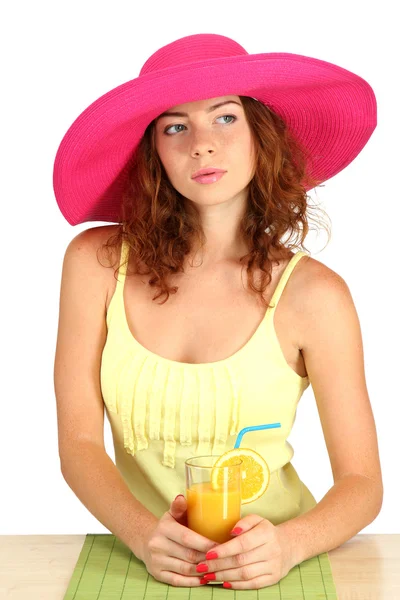 मुस्कुराते सुंदर लड़की समुद्र तट टोपी और कॉकटेल आईएसओ के साथ टेबल पर बैठी — स्टॉक फ़ोटो, इमेज