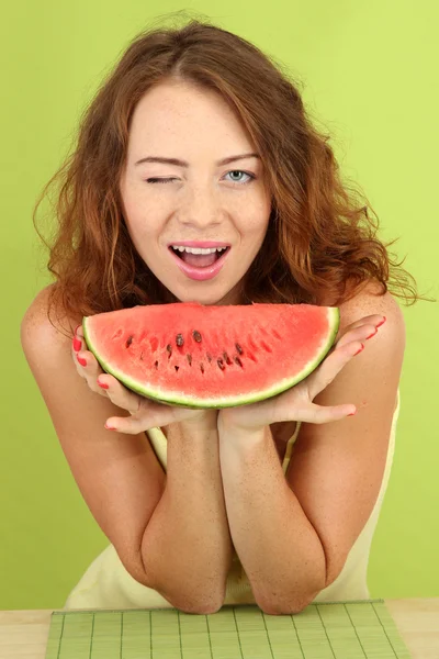 Sonriente hermosa chica con sandía sobre fondo verde —  Fotos de Stock