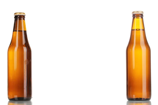 Duas garrafas de cerveja isoladas em branco — Fotografia de Stock