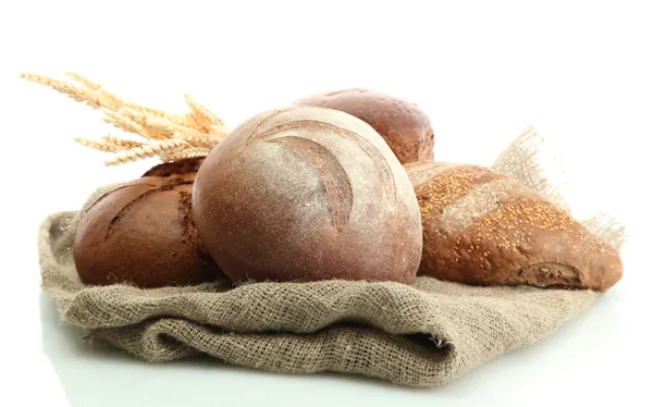 Schmackhaftes Roggenbrot mit Ähren, isoliert auf weißem — Stockfoto