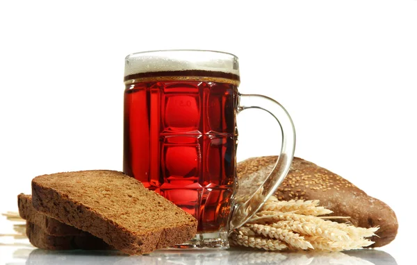 Tankard of kvass and rye breads with ears, isolated on white — Stock Photo, Image