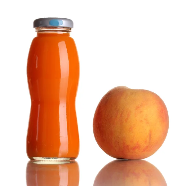 Köstlichen Pfirsichsaft in Glasflasche und Pfirsich daneben isoliert auf whit — Stockfoto